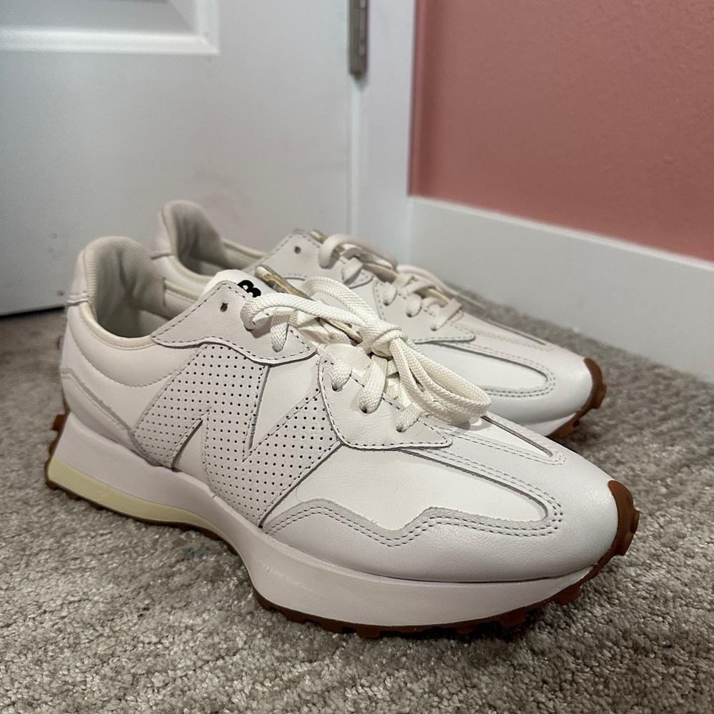 New balance women’s 327 white